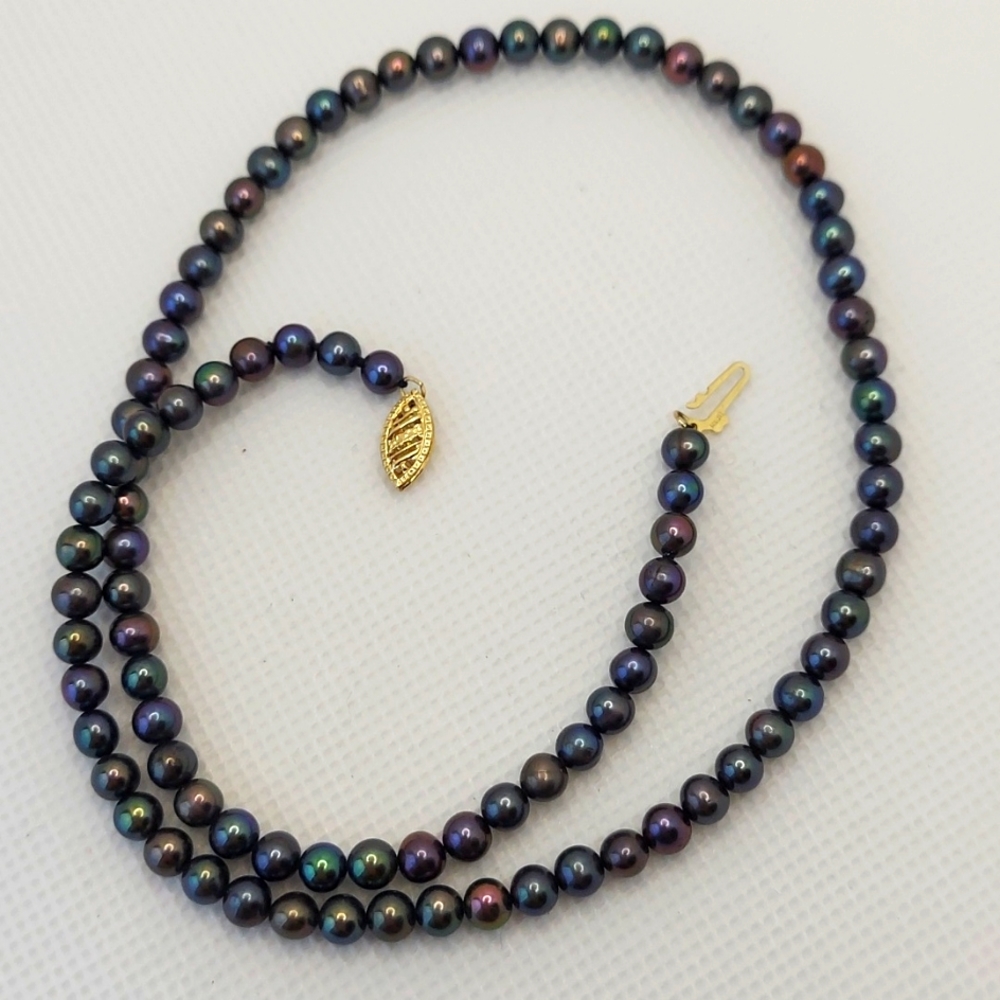 Tahitian Peacock Pearl's 14k clasp.